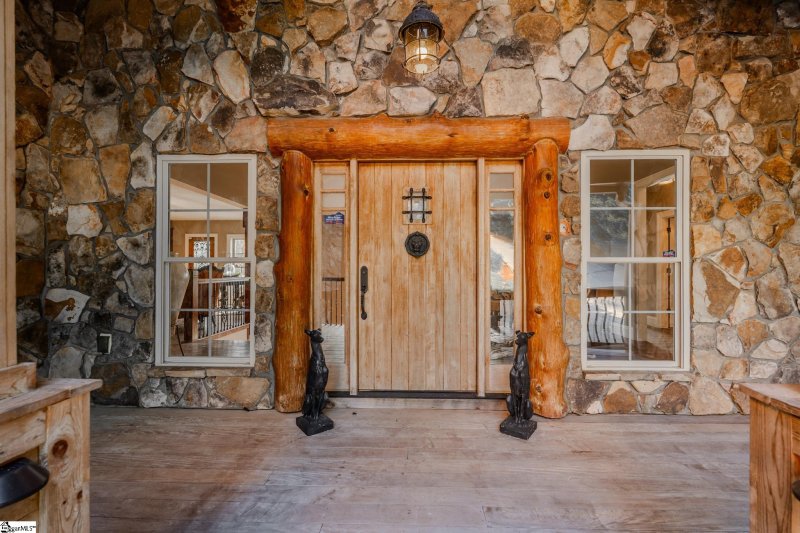 Property image 2 of 137 W Waters Edge Lane in Waters Edge, West Union, SC 29696