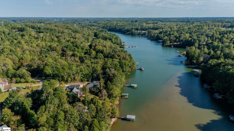 Property image 3 of 137 W Waters Edge Lane in Waters Edge, West Union, SC 29696