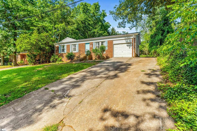 Property image 2 of 121 Cashmere Drive in Pine Hill Village, Greenville, SC 29605