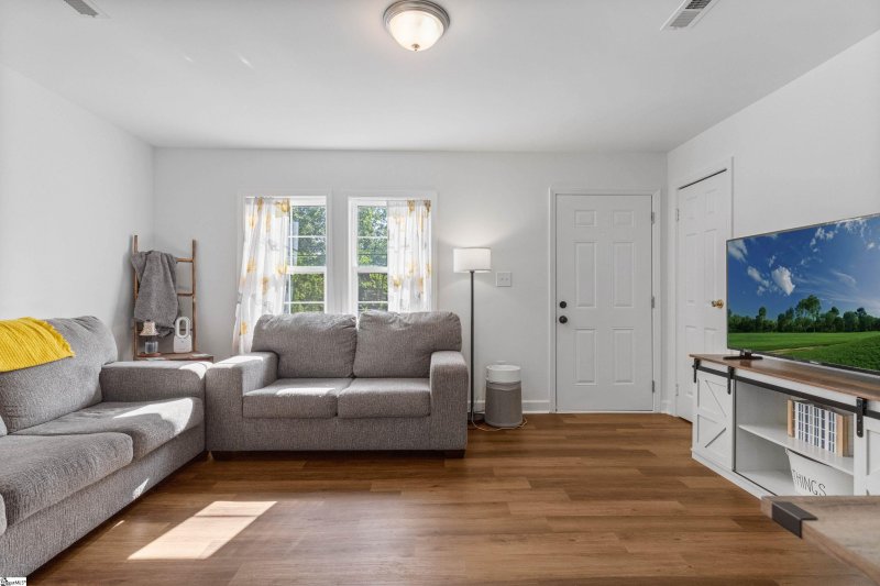 Property image 3 of 121 Cashmere Drive in Pine Hill Village, Greenville, SC 29605