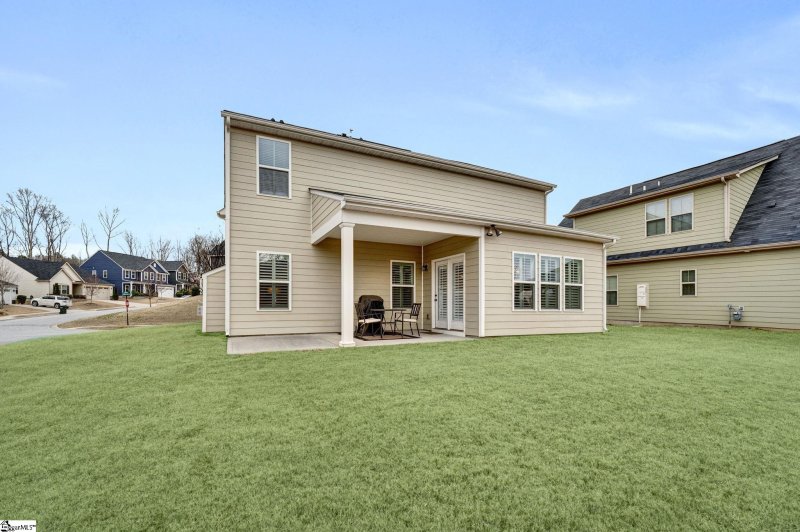 Property image 3 of 143 Fawn Hill Drive in Briar Oak, Simpsonville, SC 29681