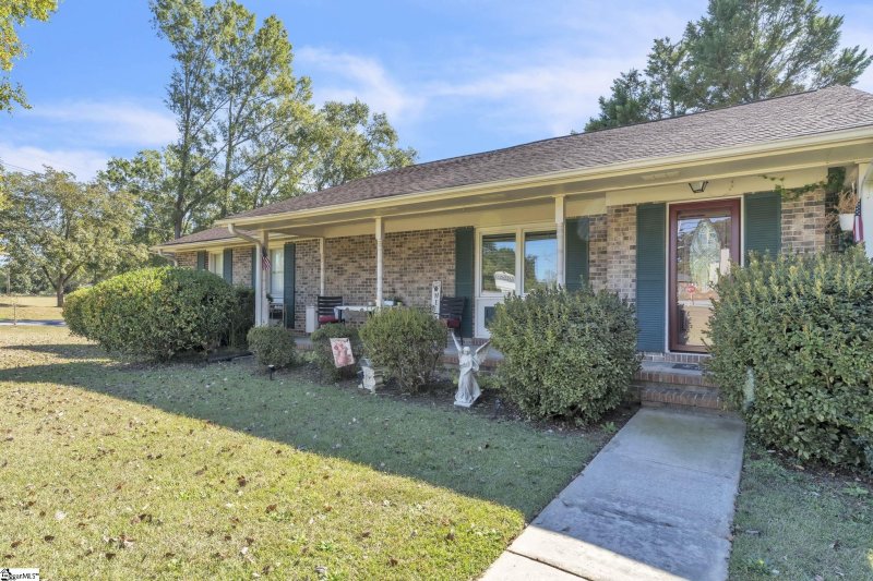 Property image 2 of 1426 E Calhoun Street in Heritage Hills, Anderson, SC 29621