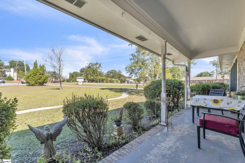 Property image 3 of 1426 E Calhoun Street in Heritage Hills, Anderson, SC 29621