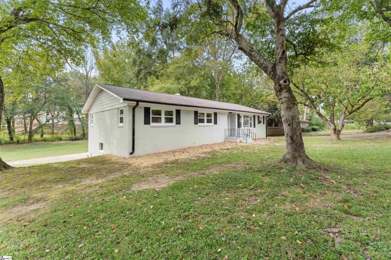 Property image 2 of 1 Longmeadow Road in Brook Glenn Gardens, Taylors, SC 29687