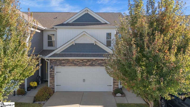 Property image 2 of 525 Yellow Fox Road in Sudduth Farms, Greer, SC 29650