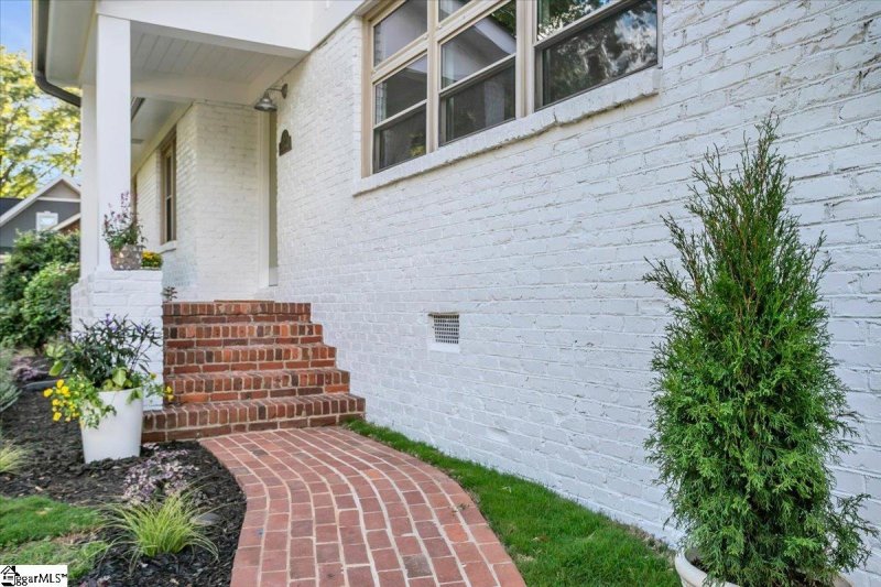 Property image 2 at 110 Oakview Drive, Greenville, SC 29605