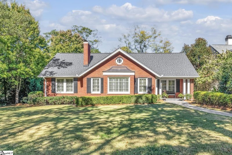 Property image 2 of 46 W Hillcrest Drive in North Main, Greenville, SC 29609