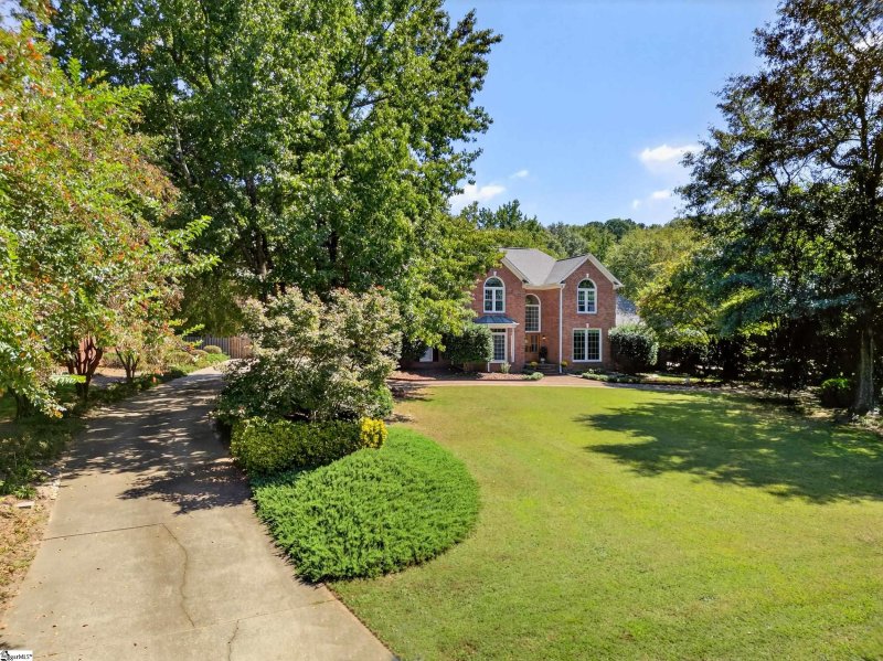Property image 2 of 381 Carleton Circle in Woodridge, Spartanburg, SC 29301