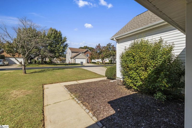 Property image 4 of 681 Thornbird Circle in Eagle Pointe, Boiling Springs, SC 29316