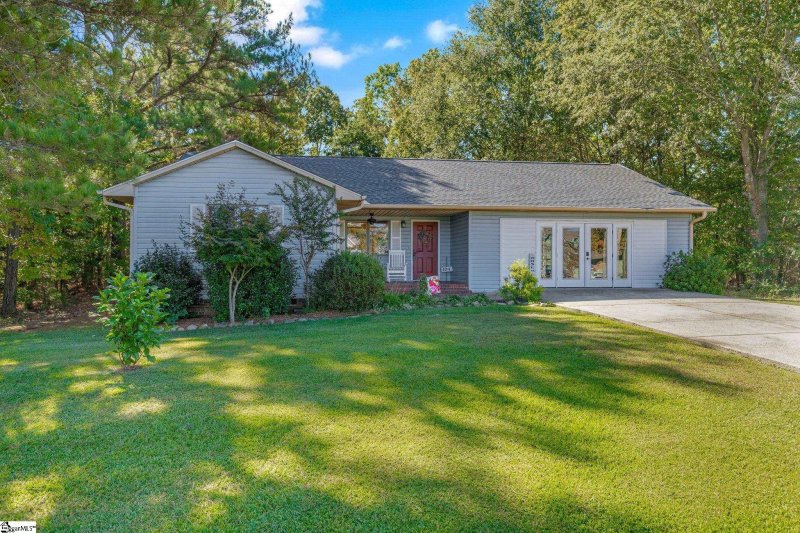 Property image 3 of 104 Fairway Lane in Chickasaw Point, Westminster, SC 29693