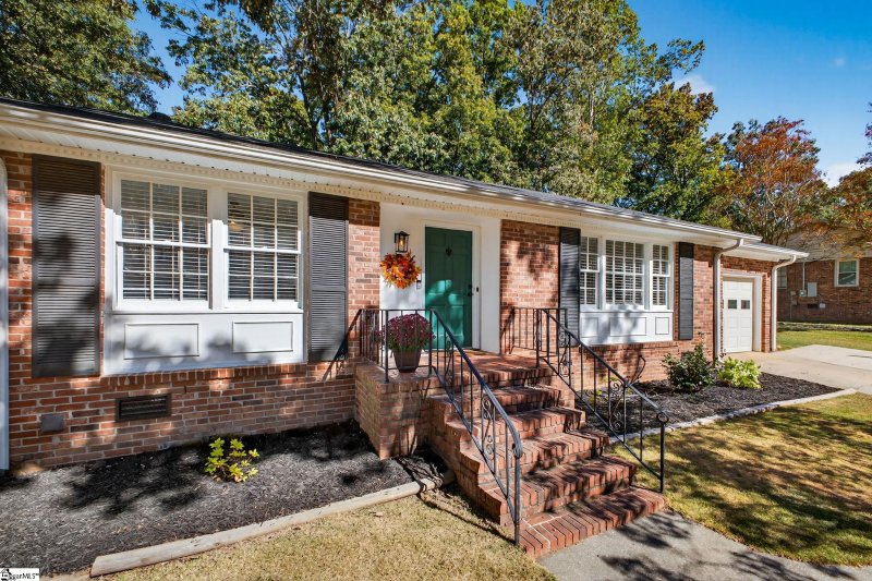 Property image 3 of 405 Brook Glenn Road in Brook Glenn Gardens, Taylors, SC 29687