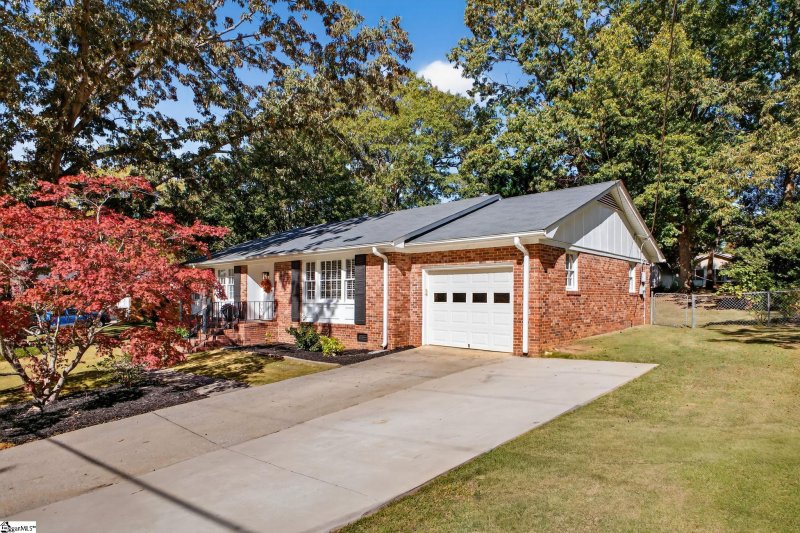 Property image 4 of 405 Brook Glenn Road in Brook Glenn Gardens, Taylors, SC 29687