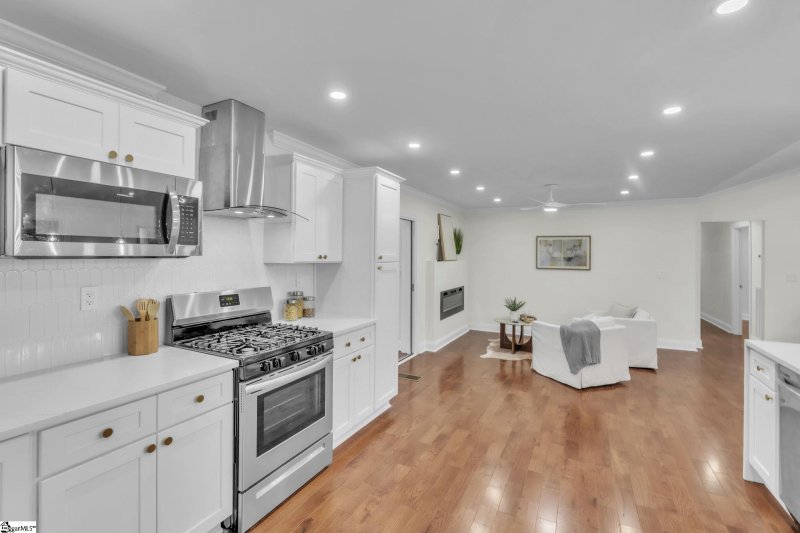 Property image 2 of 601 Parkins Mill Road in Gower Estates, Greenville, SC 29607