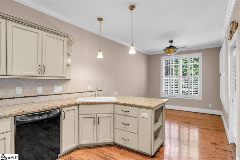 Property image 5 of 105 Wineberry Way in Kenwood, Greenville, SC 29615