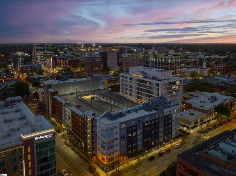 100 East, Greenville community