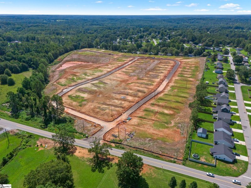 Property image 3 of 137 Cedar Shoals Court in Edgewood Farms, Easley, SC 29640