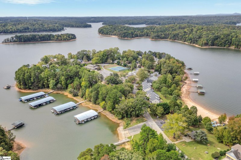 Property image 3 of 207 N Hogan Drive in Chickasaw Point, Westminster, SC 29693