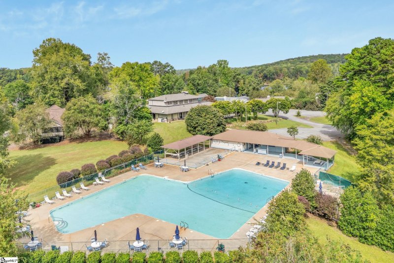 Property image 4 of 207 N Hogan Drive in Chickasaw Point, Westminster, SC 29693