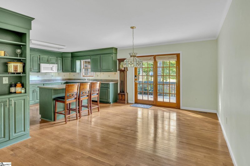 Property image 5 of 207 N Hogan Drive in Chickasaw Point, Westminster, SC 29693