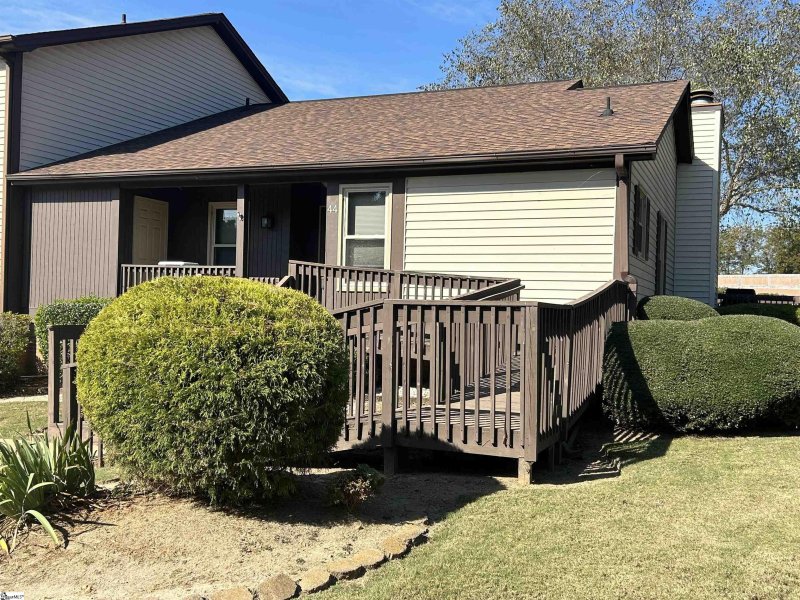 Holly Towne, Simpsonville Community