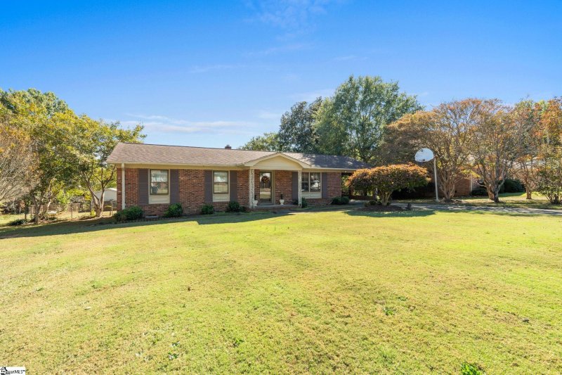 Property image 2 of 616 Heathwood Drive in Colonial Hills, Taylors, SC 29687