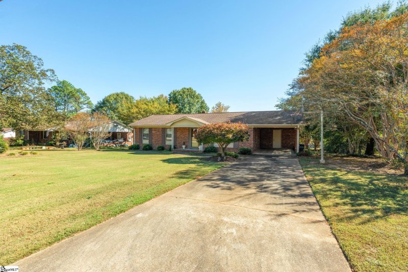 Property image 3 of 616 Heathwood Drive in Colonial Hills, Taylors, SC 29687