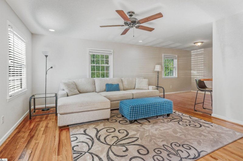 Property image 5 of 815 Edwards Road in Williamsburg, Greenville, SC 29615