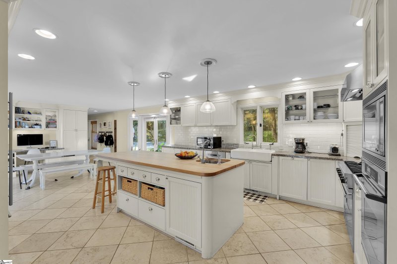 Property image 4 of 102 Graystone Road in Watson Orchard, Greenville, SC 29615