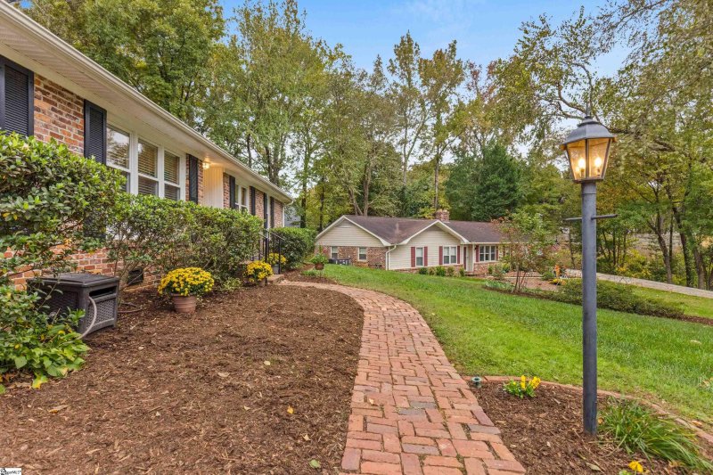 Property image 3 of 611 Great Glen Court in Del Norte, Greenville, SC 29615