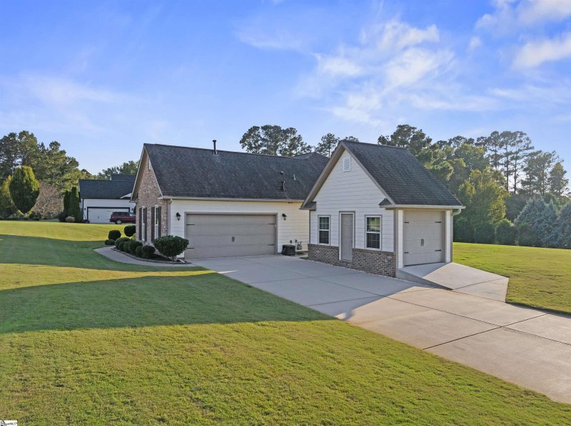 Property image 2 of 1003 Hillcrest Court in Sterling Meadow, Anderson, SC 29621