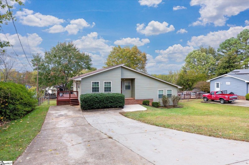 Property image 3 of 7 Bubbling Creek Drive in Sunny Slopes, Travelers Rest, SC 29690