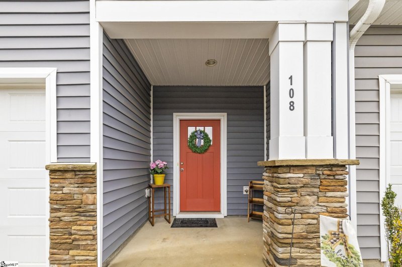 Property image 2 of 108 Addington Lane in Lakeview Chase Townes, Simpsonville, SC 29681
