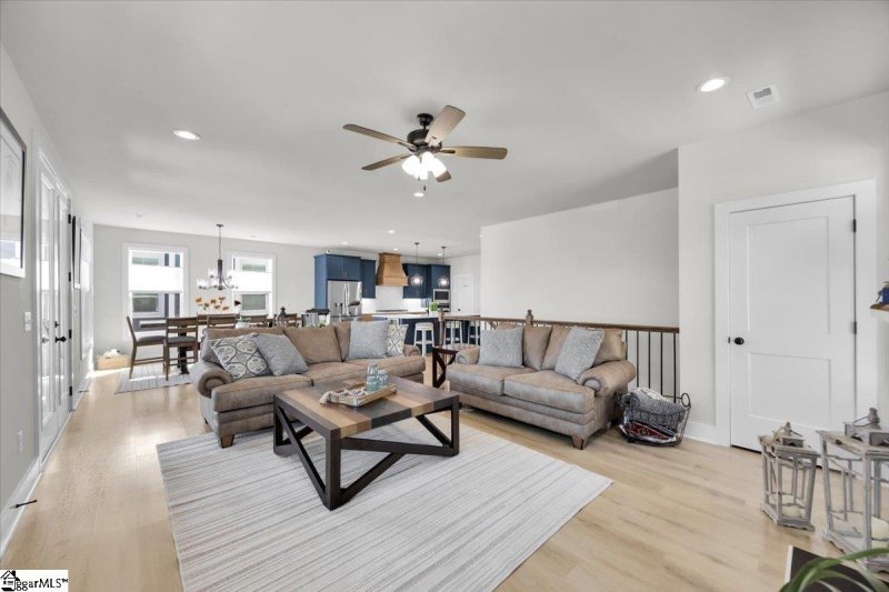 Property image 5 of 518 Coolwater Drive in Stillwaters of Lake Robinson, Taylors, SC 29687