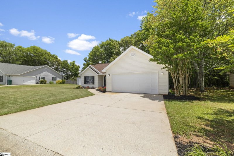 Property image 2 of 400 Hill Lane in Hill Place, Mauldin, SC 29662