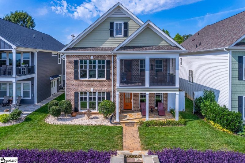 Stillwaters of Lake Robinson, Taylors community