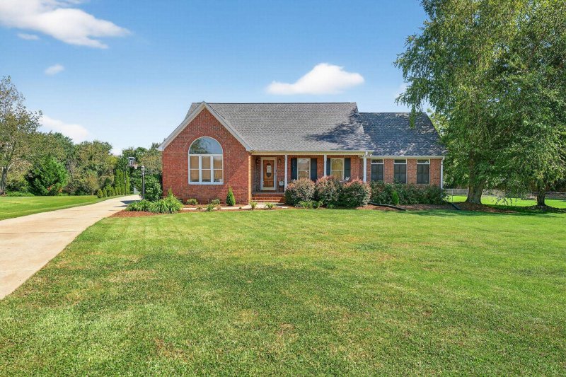 Farm Lake, Boiling Springs community