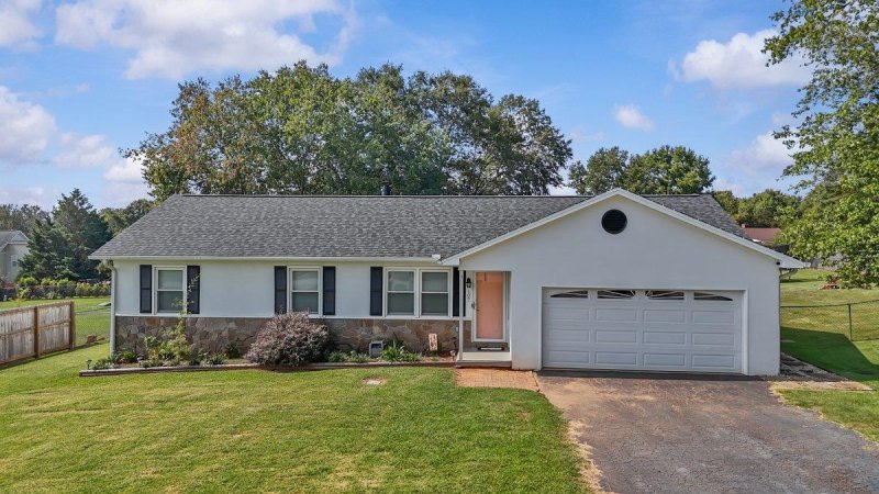 Green Ridge, Moore community