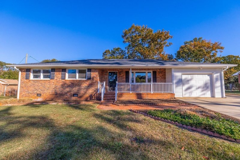 Beverly Woods, Spartanburg community