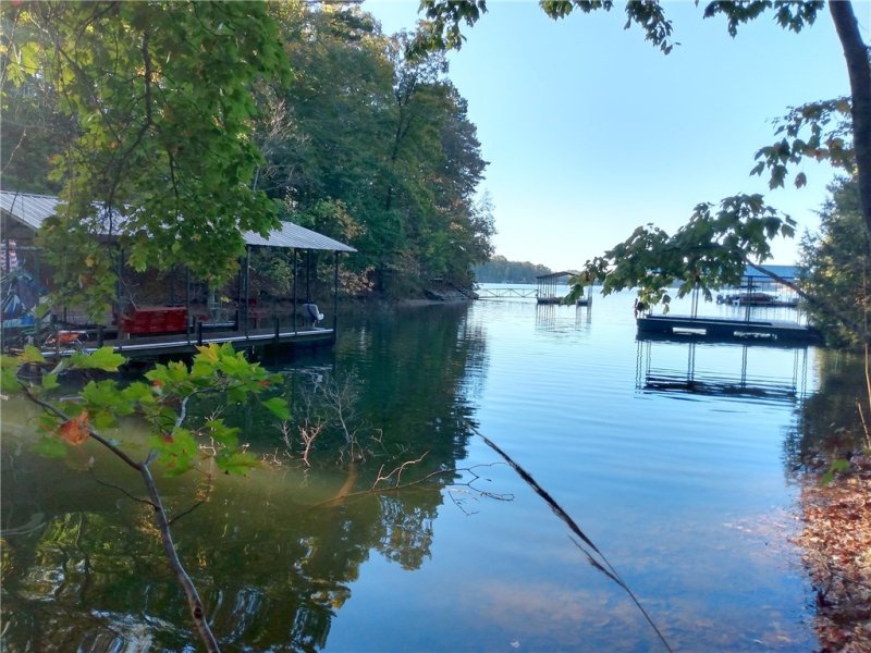 Property image 4 of 1799 Mohawk Lane in Chickasaw Point, Westminster, SC 29693