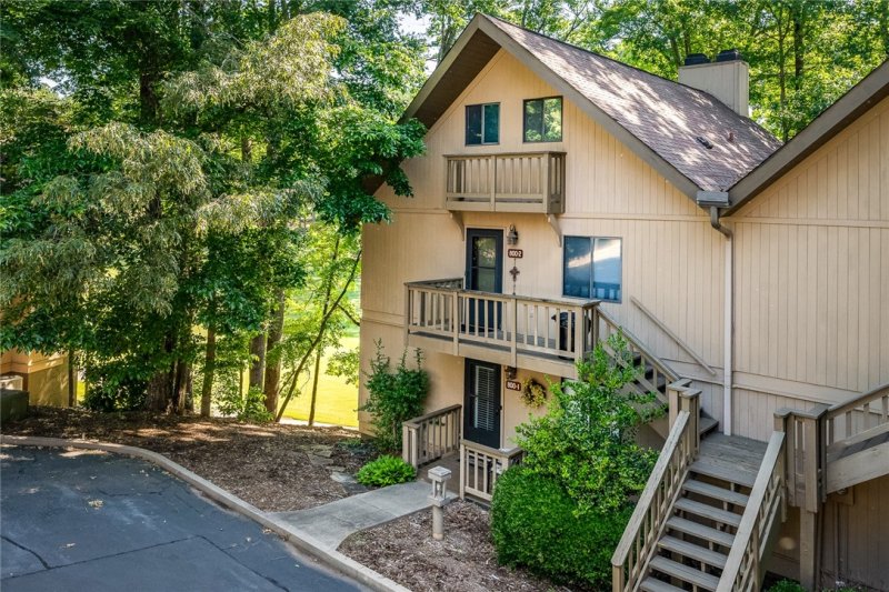 Property image 3 of 800 Captains Cove Court in Keowee Key, Salem, SC 29676