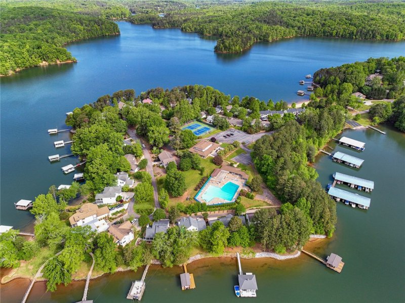 Property image 4 of 118 N Foxglove Road in Chickasaw Point, Westminster, SC 29693