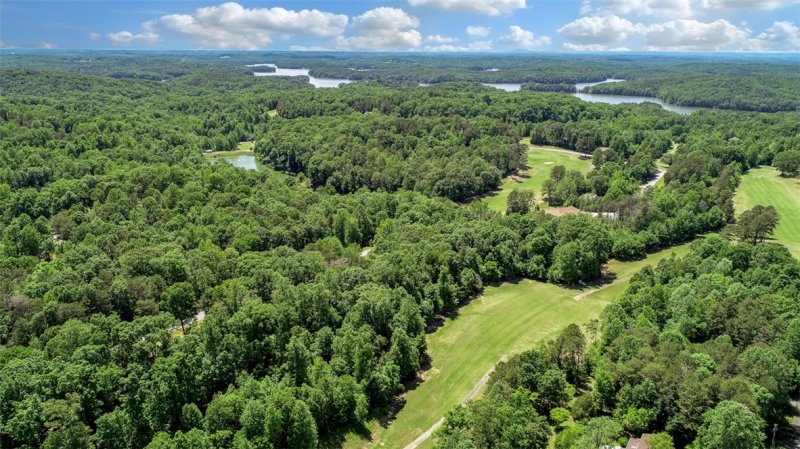 Property image 2 of 138 Tulip Lane in Chickasaw Point, Westminster, SC 29693