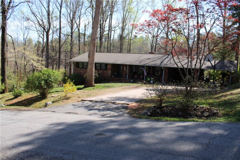 Spring Valley, Pickens Community