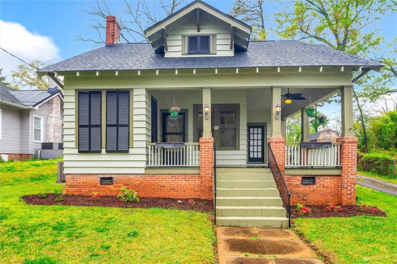 703 E Calhoun Street