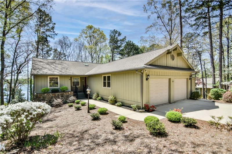 Property image 2 of 19 Spy Glass Lane in Keowee Key, Salem, SC 29676