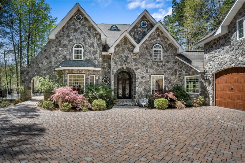 Property image 2 of 246 E Waters Edge Lane in Waters Edge, West Union, SC 29696