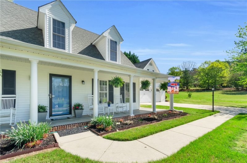 Property image 2 of 214 Fisherman Lane in Keowee Cove, Seneca, SC 29672