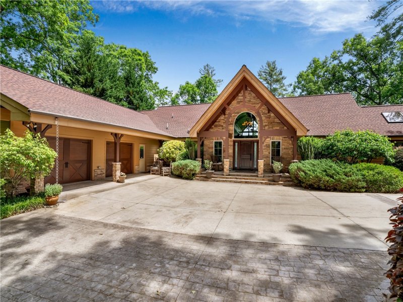 Property image 2 of 673 Lake Breeze Lane in Cliffs At Keowee Falls North, Salem, SC 29676