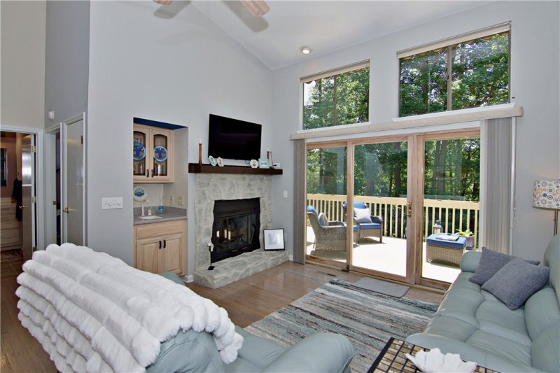 Property image 4 of 131 Harbor Lights Drive in Keowee Key, Salem, SC 29676