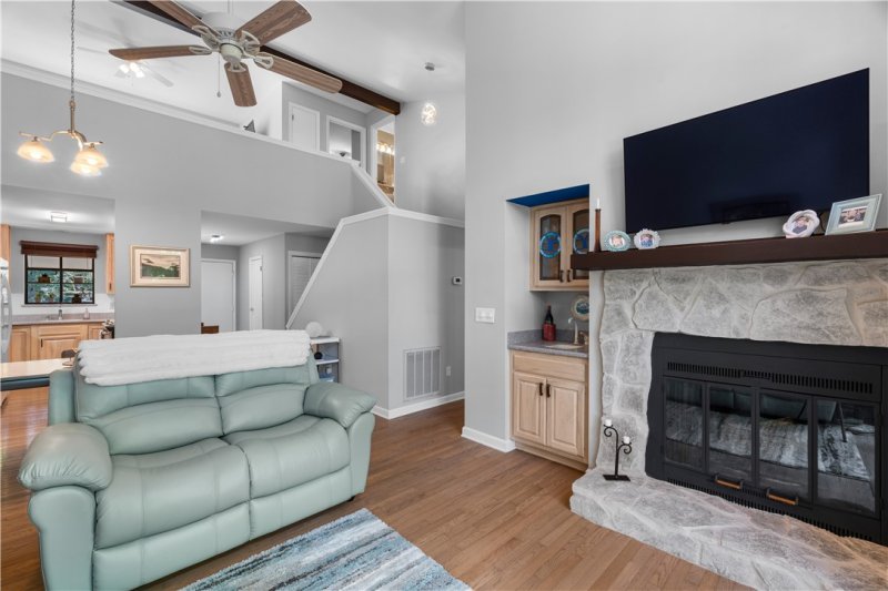 Property image 5 of 131 Harbor Lights Drive in Keowee Key, Salem, SC 29676